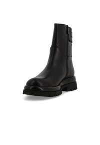 Stivale alla caviglia in pelle nera con una texture liscia, punta arrotondata, suola robusta e zip esterna; presenta una cintura decorativa con fibbia.