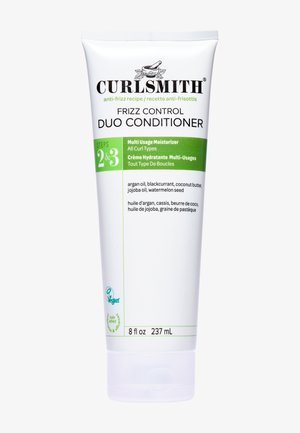 Curlsmith Frizz Control Duo Conditioner in einer weißen Tube mit grünen Akzenten; verfügt über texturierte Etiketten, die Zutaten und Anwendung beschreiben. 237 ml Größe.