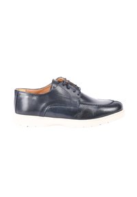 Scarpa in pelle blu navy con finitura liscia, punta tonda e suola in gomma bianca. Presenta lacci e dettagli di cucitura discreti.