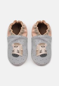 Weiche Lederslipper in Grau mit einem Zebrasicht-Design, rosa Akzenten und einem rüschigen oberen Rand. Verfügt über Punktmuster und strukturierte Details.