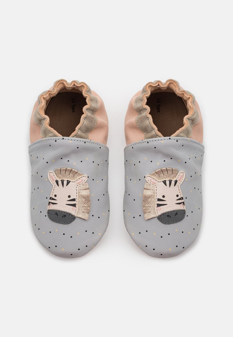Weiche Lederslipper in Grau mit einem Zebrasicht-Design, rosa Akzenten und einem rüschigen oberen Rand. Verfügt über Punktmuster und strukturierte Details.