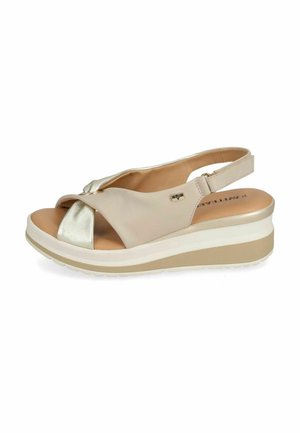 Sandalia cuña beige y plata metálica con punta abierta, tira trasera y suela acolchada para uso casual.