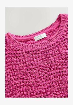 Roza pletena džemperica s labavim, otvorenim tkanjem, okruglim izrezom i teksturiranim uzorkom, s etiketom koja glasi "NEXT" na vratu.