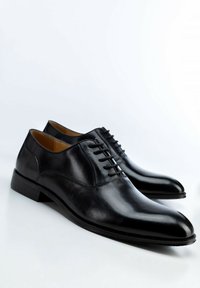 Zwarte leren schoenen met een puntige neus, zes veterogen en een gladde textuur. Sterke zool en subtiele stiksels verbeteren het ontwerp.
