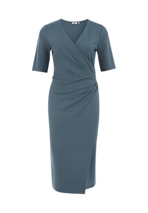 Tumši tirkīza krāsas satīna kleita ar pusmēteļiem, kurai ir savākta detaļa jostasvietā un ceļa garuma svārki. Izgatavota no mīksta, elastīga auduma.