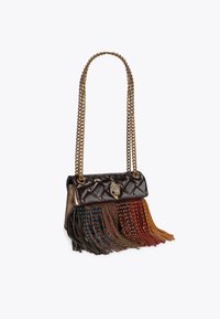 Borsa a tracolla in pelle marrone trapuntata con una catena dorata, caratterizzata da frange multicolori e borchie decorative sul pattina.