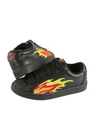 Μαύρα χαμηλά sneakers με χονδρά μαύρα κορδόνια, κόκκινες και κίτρινες φλόγες στα πλάγια και κόκκινο λογότυπο "Buffalo" στην πίσω γλωττίδα.