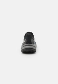Zwarte sportieve schoen met bovenwerk van mesh, gevoerde schacht en grijze accenten. Heeft een gestructureerde zool voor grip en stabiliteit.