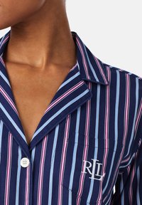 Nachtblaues Schlafhemd mit vertikalen Streifen in Pink und Hellblau. Enthält eine Brusttasche mit gestickten Initialen R.L. und einer Knopfverschluss.