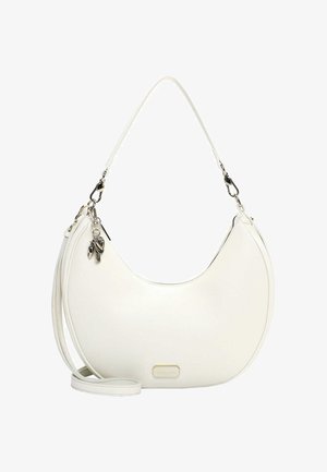 Witte schoudertas van kunstleer met een gebogen vorm, zilverkleurige hardware en een decoratieve hanger. Voorzien van een afneembare riem en ritssluiting.