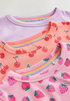 Kolme ribbineulosta T-paitaa violettina, oranssina ja pinkkinä, joissa on kirsikka- ja mansikkaprintit. Jokaisessa on monivärinen raidallinen kauluksenauha.