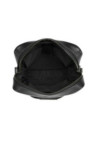 Czarna skórzana torba z szeroko otwartym zamkiem, ukazującym pustą czarną tkaninę wnętrza oraz małą kieszonkę wewnętrzną.