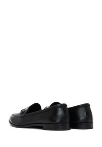 Zwarte leren loafers met een gladde textuur, rechthoekige vorm, lage hak en decoratieve metalen details aan de voorkant.