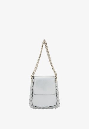 Sølv læder handbag med en struktureret form, kædestrop og detaljeret søm langs kanterne, der har en frontklap.