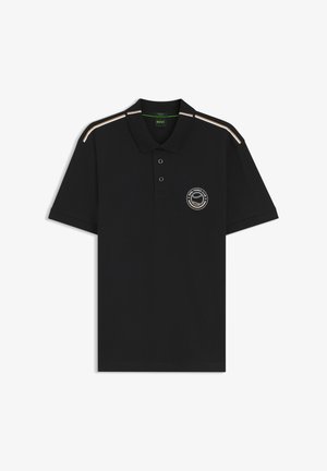 Polo noir à manches courtes avec deux boutons, accents rayés aux épaules et logo circulaire "Boss Tennis Club" sur la poitrine gauche.