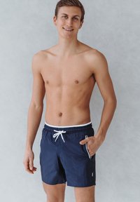 Marine zwemshorts met witte trekkoord, elastische tailleband en zijzakken. Lichtgewicht stof met een gladde textuur, geschikt voor wateractiviteiten.