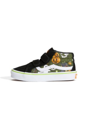 Czarno-zielony wysokotopowy sneaker z białą podeszwą i nadrukami w tematyce Halloween, w tym dynie, duchy, pajęczyny oraz kociołki, z dwoma rzepami.