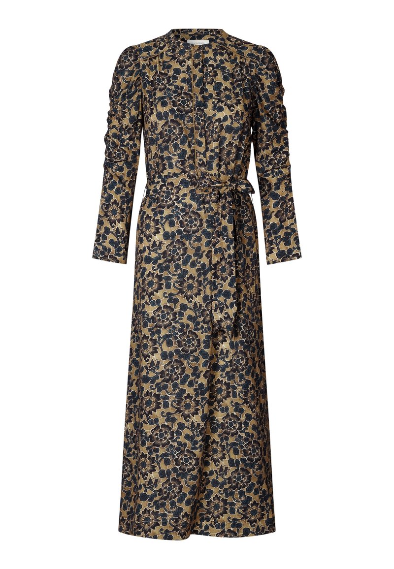 Robe portefeuille à manches longues avec un motif floral sombre sur fond marron et une ceinture à nouer à la taille.