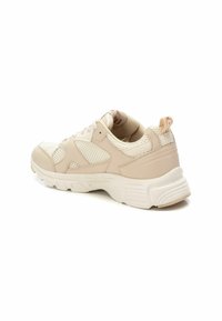 Scarpa sportiva beige con tomaia in rete, colletto imbottito e suola in gomma testurizzata. Lacci e linguetta sul tallone per facilitarne l'indossamento.