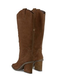 Botas altas de ante marrón con tacón grueso, que presentan una cremallera trasera y detalles de costura únicos en los laterales.