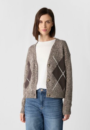 Cardigan a maglia marrone con un motivo testurizzato, caratterizzato da accenti a rombo in marrone scuro e bianco. Chiusura con bottoni e polsini a coste.