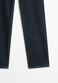 Jeans in denim scuro con taglio dritto, dotati di cuciture a contrasto, design a cinque tasche e orlo pulito senza decorazioni.