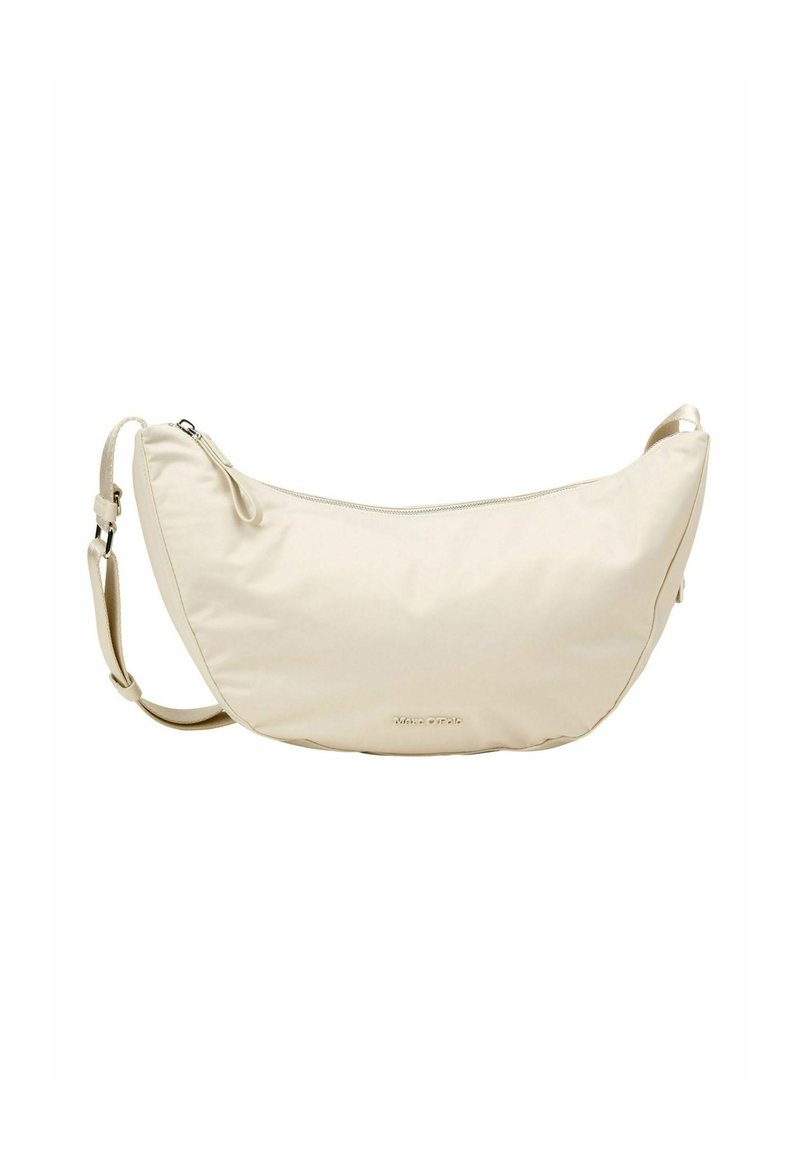 Sac à épaule en forme de croissant beige avec une bandoulière réglable et une fermeture zippée sur le dessus, affichant un logo de marque discret au centre avant.