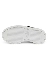Suola di sneaker nera con una suola in gomma bianca, che presenta una superficie testurizzata e non marcante, e un design semplice con scanalature. Logo Puma presente.