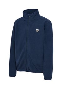 Marinblå fleecejacka med hög krage, fullständig dragkedja framtill och en broderad logotyp på övre vänstra bröstet. Mjuk textur överallt.