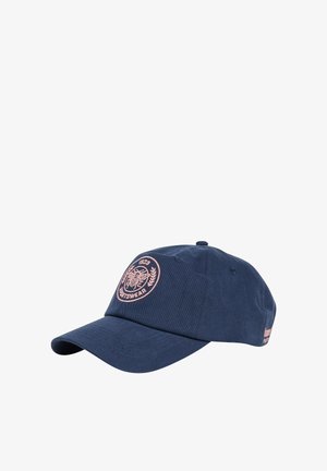 Granatowa czapka baseballowa z zakrzywionym daszkiem, z różowym haftowanym emblematem pszczoły i napisem "1929 SPORTSWEAR" na przednim panelu.