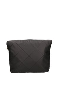 Borsa nera trapuntata con forma rettangolare, realizzata in materiale liscio, dotata di chiusura con zip e motivo a rombi.