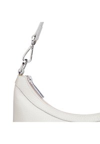 Cremefarbenes Lederhandtasche mit strukturierter Oberfläche. Verfügt über einen silbernen Metallverschluss und Reißverschlusselemente mit geschwungenem Design.