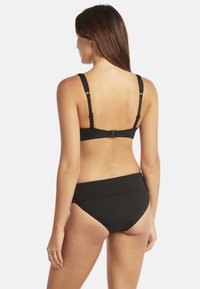 Zwart bikini set met een sportief ontwerp, verstelbare bandjes, een haaksluiting aan de achterkant en een hooggesneden broekje met een zachte textuur.