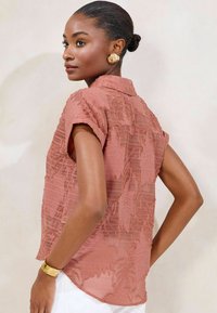 Lipsy REGULAR FIT -THROUGH SHORT SLEEVE  - Nööpidega pluus - pink