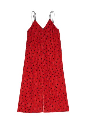 Czerwona sukienka midi bez rękawów z cienkimi czarnymi ramiączkami, czarnymi kropkami, guzikami z przodu i dekoltem w serek na białym tle.