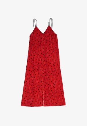 Czerwona sukienka midi bez rękawów z cienkimi czarnymi ramiączkami, czarnymi kropkami, guzikami z przodu i dekoltem w serek na białym tle.