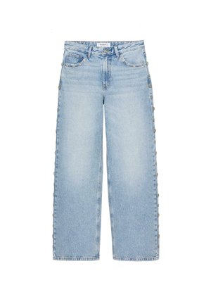 Hellblaue Jeans mit weitem Bein, die entlang der äußeren Seitennaht und der Vorderaschen mit Knopfdetails versehen sind, und einen hohen Bund sowie Gürtelschlaufen aufweisen.