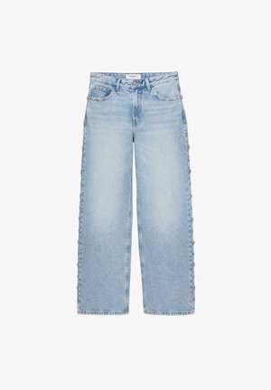 Lichtblauwe jeans met wijde pijpen, met knoopdetails langs de buitenste zijnaden en voorzakken, voorzien van een hoge taille en riemlussen.