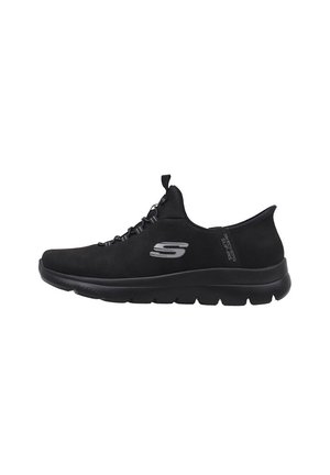 Schwarzer Sportschuh mit glattem Obermaterial, Schnürdesign, gepolsterter Sohle und seitlichem Logo, zeichnet sich durch eine schlanke und minimalistische Form aus.