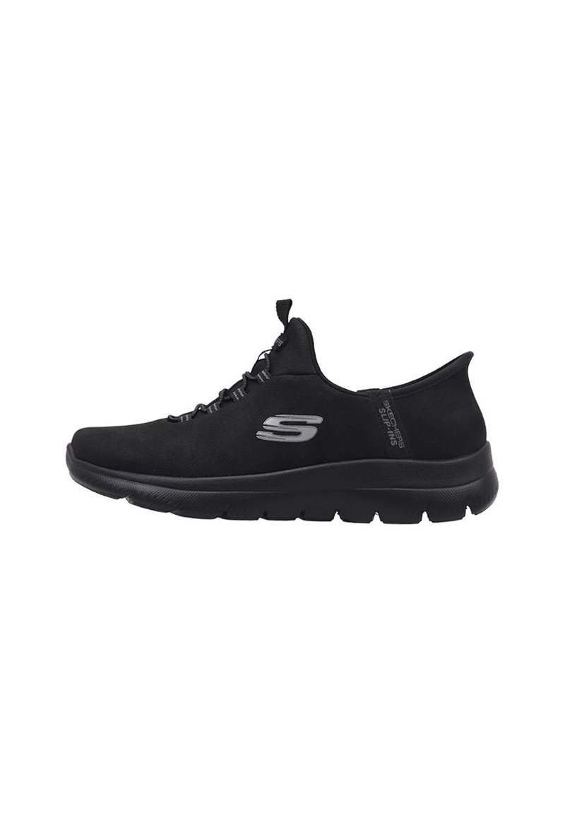 Chaussure de sport noire avec un dessus en tissu lisse, un design à lacets, une semelle rembourrée et un logo sur le côté, présentant une forme élégante et minimaliste.