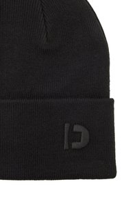 Căciulă din lână neagră, cu margine pliată și material texturat. Prezintă un logo gravat subtil în partea inferioară din față.