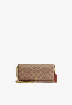 Barna mintás bőr clutch arany láncpánttal és kis kerek arany logo emblémával az első fül alatt.