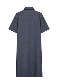 Tamsiai mėlynas chambray midi suknelė, kuri turi apykaklę, trumpas rankoves ir tiesų siluetą su atvirkštiniu siūlės detalė.