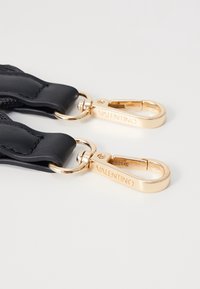Czarny pasek do torby ze skóry z fakturowanym wzorem, wyposażony w metalowe zapięcia w złotym odcieniu z wygrawerowanym napisem "Valentino" oraz okrągłe pierścieniowe zaczepy.
