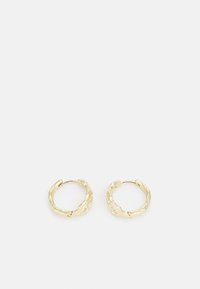Boucles d'oreilles en or en forme de créole avec un design en torsade, présentant des surfaces texturées et un petit fermoir. Le diamètre est d'environ deux pouces.
