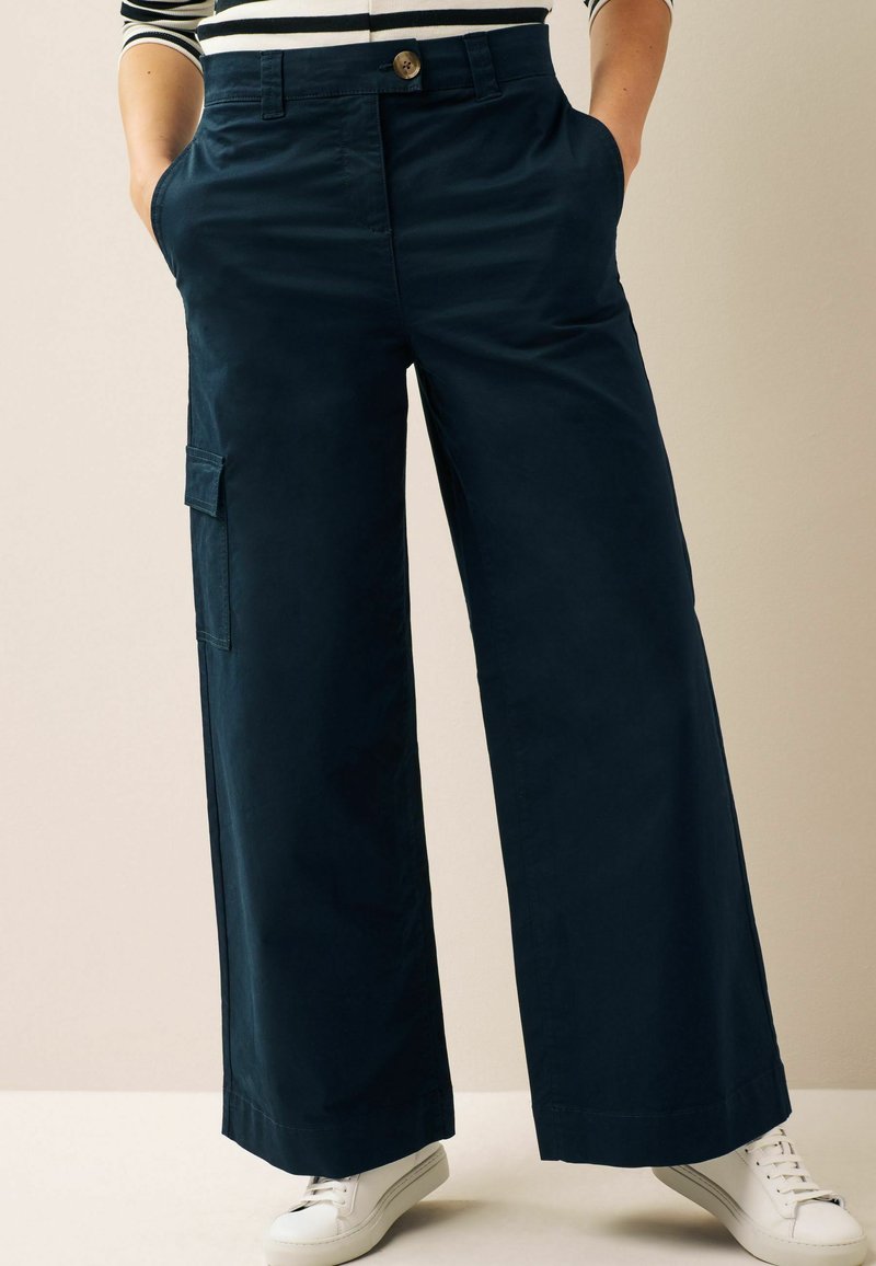 Navy wijdvallende broek met een knoopsluiting aan de voorkant, twee zijzakken en een cargozak. Gemaakt van soepel materiaal met een professionele afwerking.