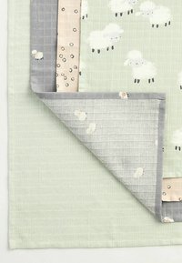 Baumwollbettdecke mit einem hellgrünen Gittermuster, grauen und beigen Akzenten, die weiße Schafillustrationen und sanfte Texturen aufweist.
