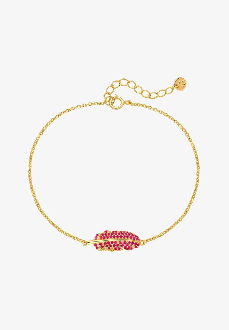 Guldarmband med en fjädrar-formad berlock med rosa ädelstenar, texturerad kedja och justerbar spärr med en liten logotypdetalj.