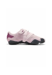 Baskets Puma roses avec texture suédée, deux brides croisées et semelle noire texturée avec picots antidérapants pour usage sportif.