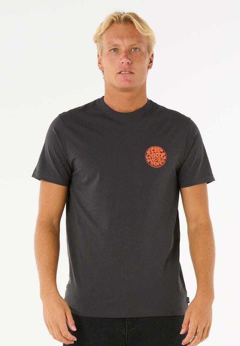 Graues Baumwoll-T-Shirt mit einem runden orangefarbenen Logo auf der linken Brust. Kurze Ärmel und runder Halsausschnitt. Glatte Textur.